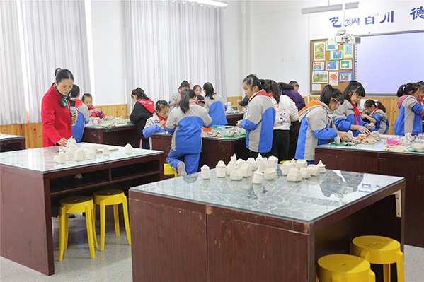 ⑤参观大弯小学学生做陶艺.JPG