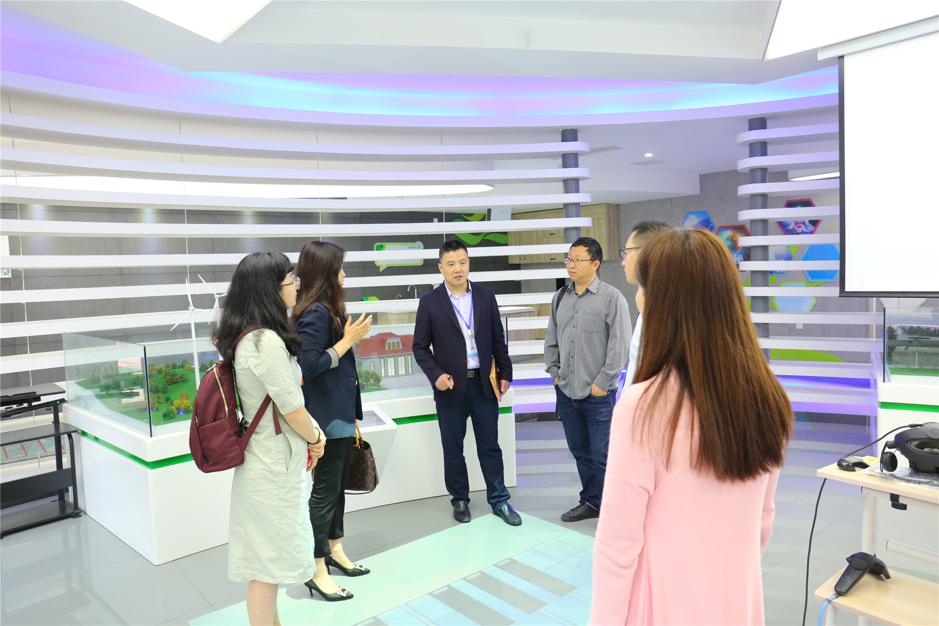 2019-5-15市教科院未来学校调研 (4).JPG
