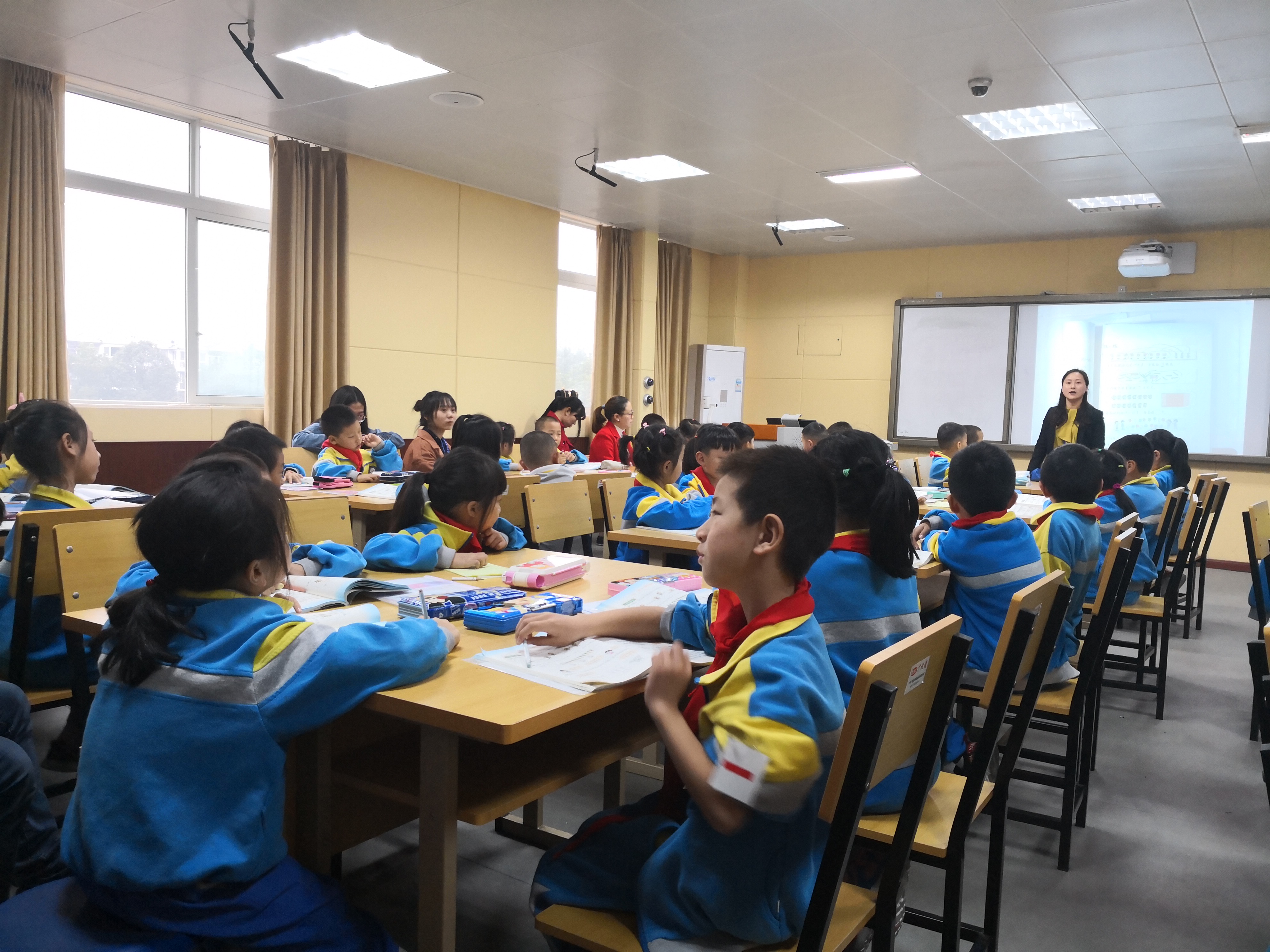 大弯小学开展数学观摩研讨活动 (3).jpg