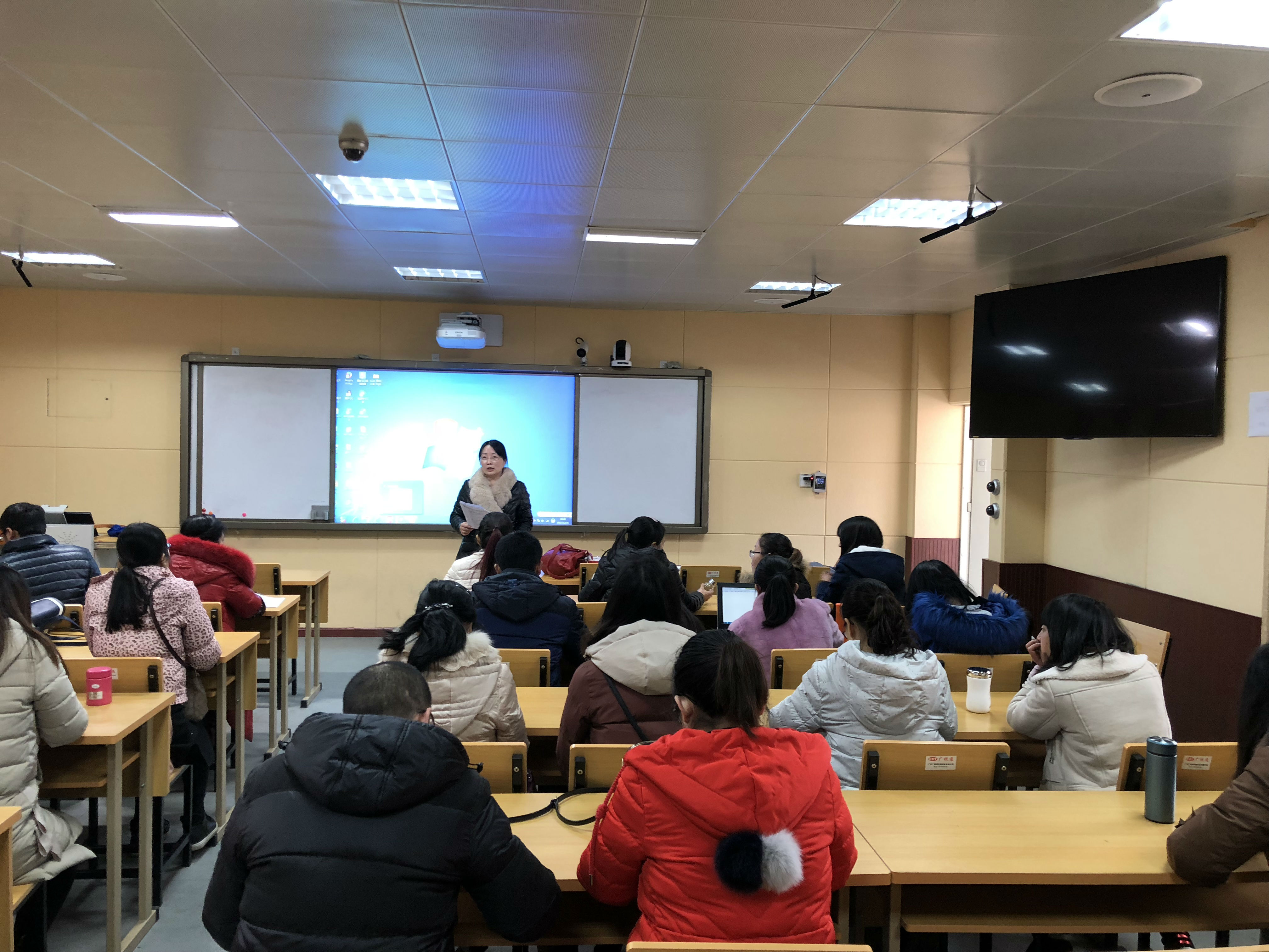 大弯小学数学组开展教研活动 (4).jpg