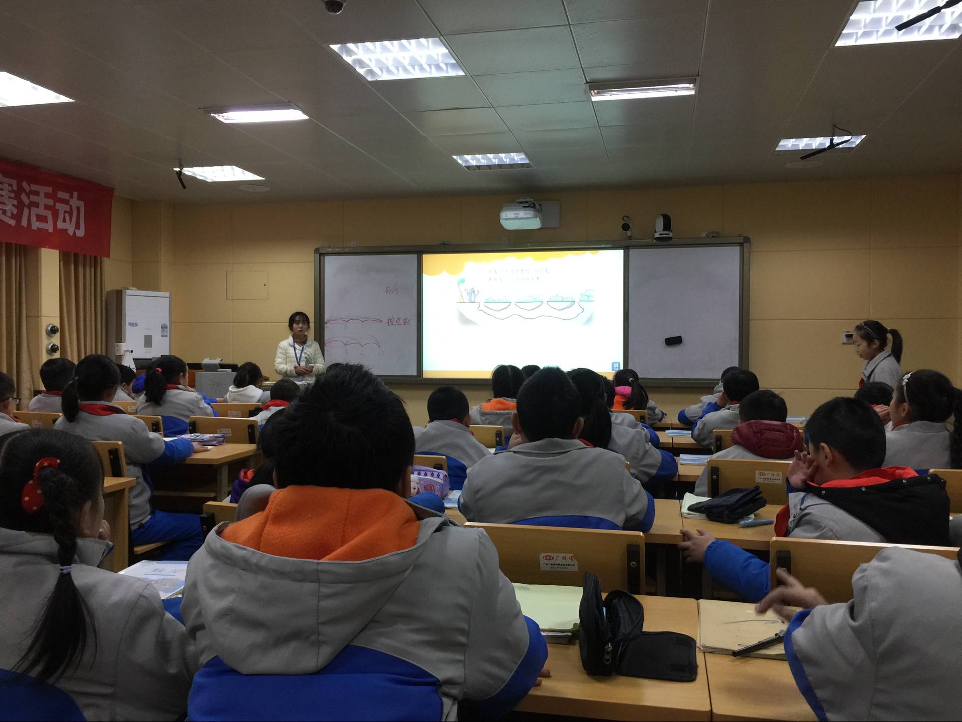 大弯小学数学组开展青年教师赛课活动 (1).jpg