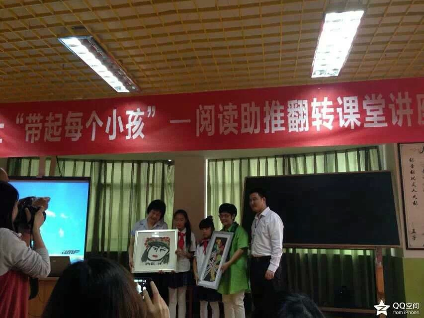 孩子们送上自己的作品