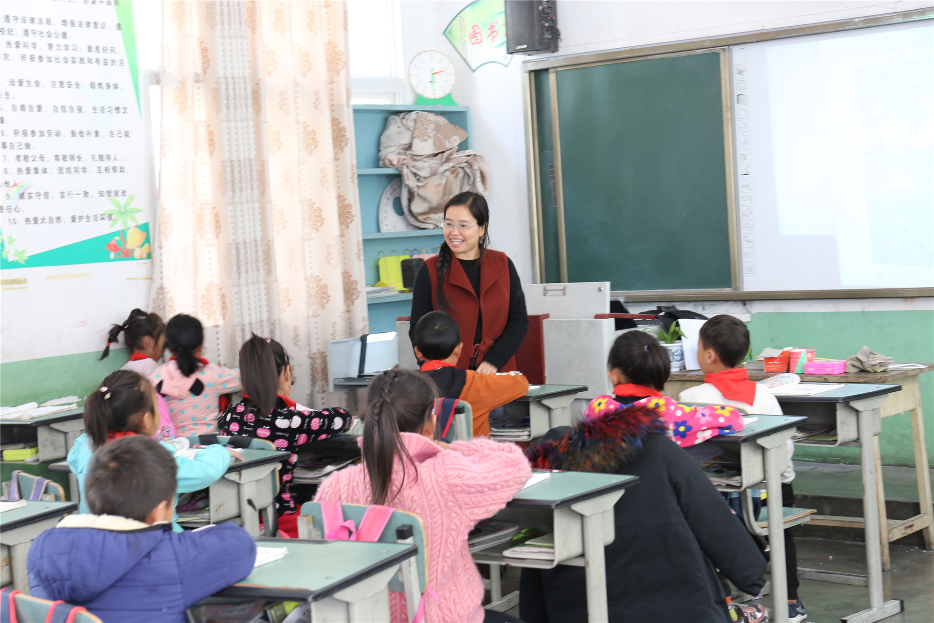 2乃渠小学课堂 (6).JPG