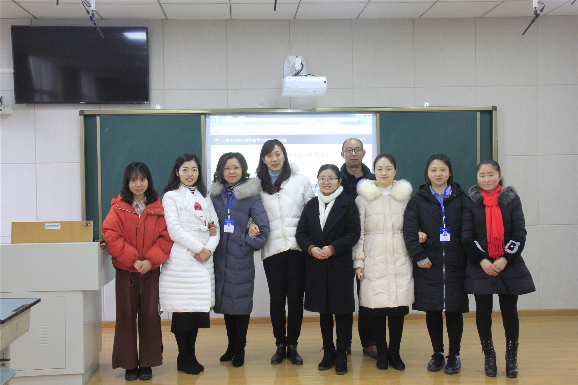 大弯小学数学组到红花小学开展课题研讨活动 (7).JPG