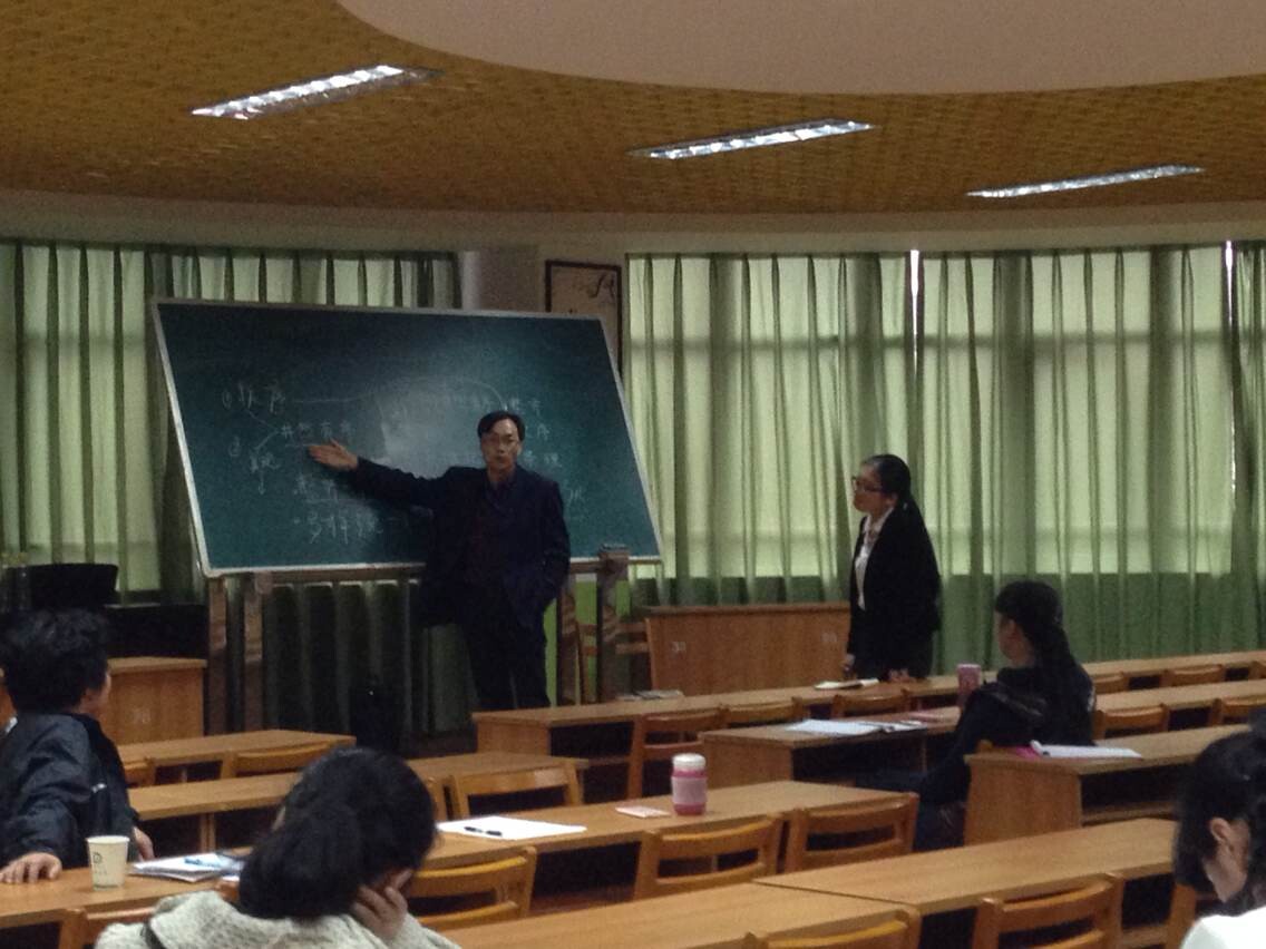 学校老师和美育专家激烈讨论