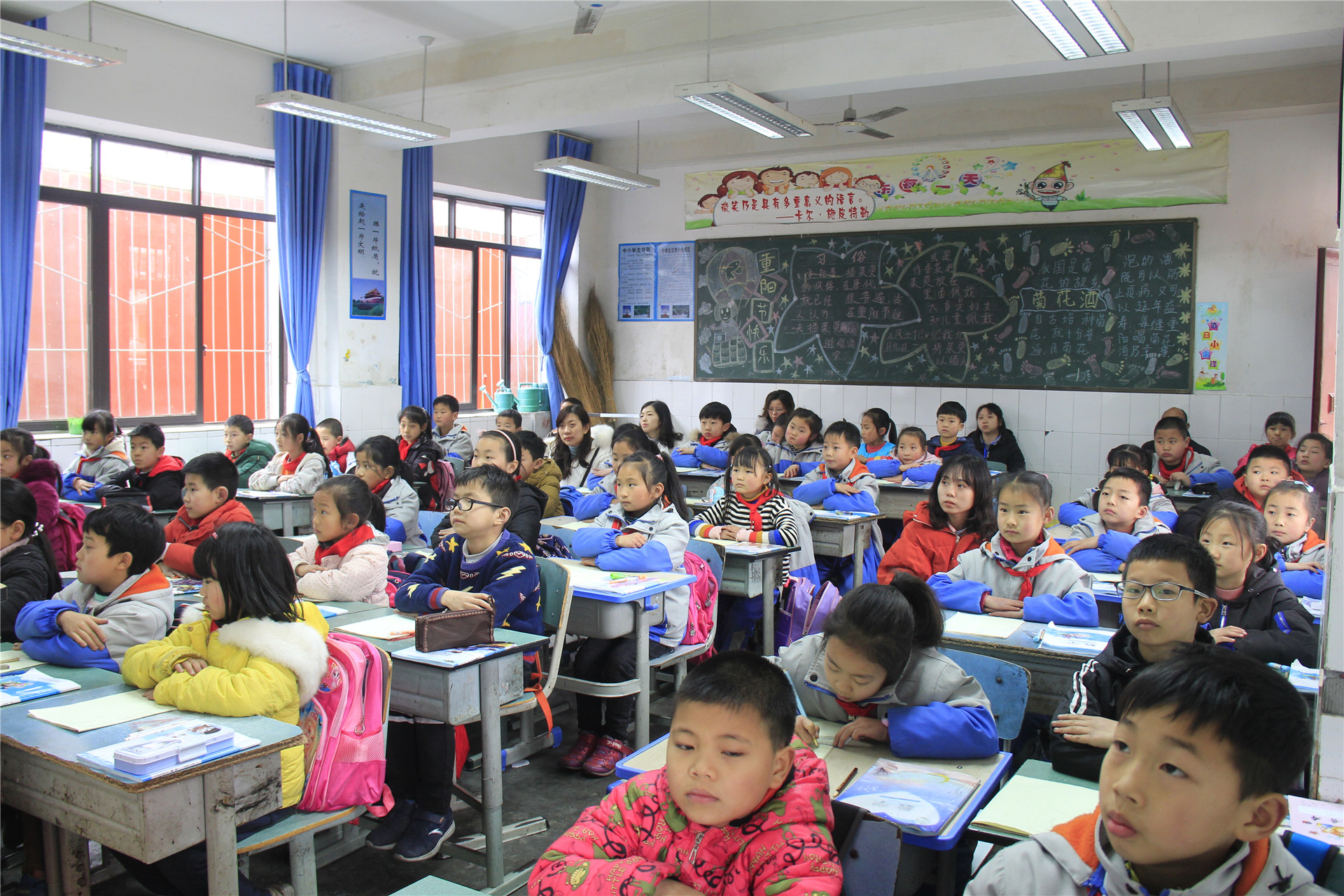 大弯小学数学组到红花小学开展课题研讨活动 (2).JPG