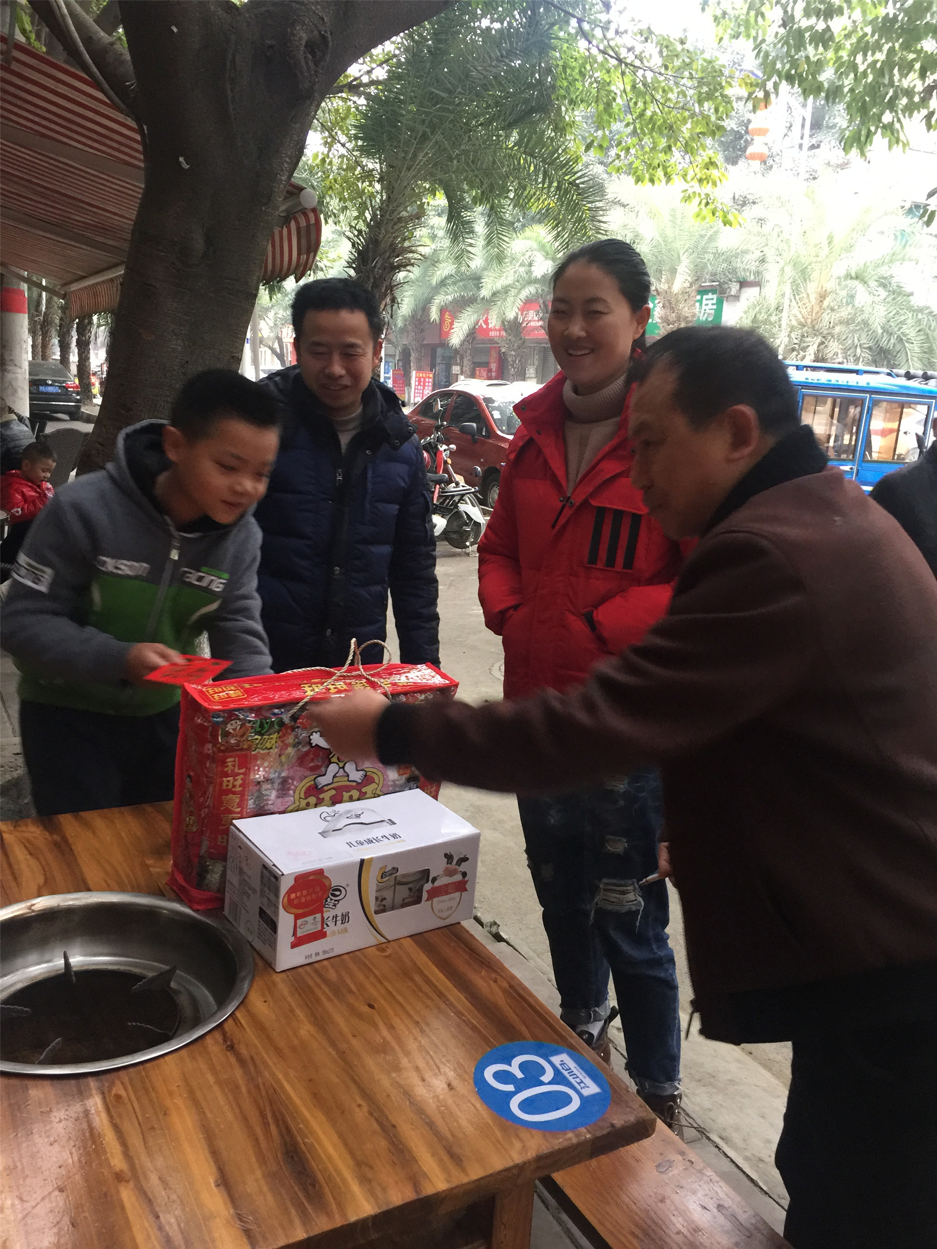 2019-1-30学校慰问困难学生 (6).JPG