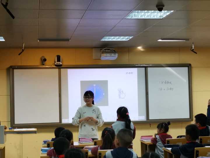 大弯小学数学组开展青年教师赛课 (3).jpg