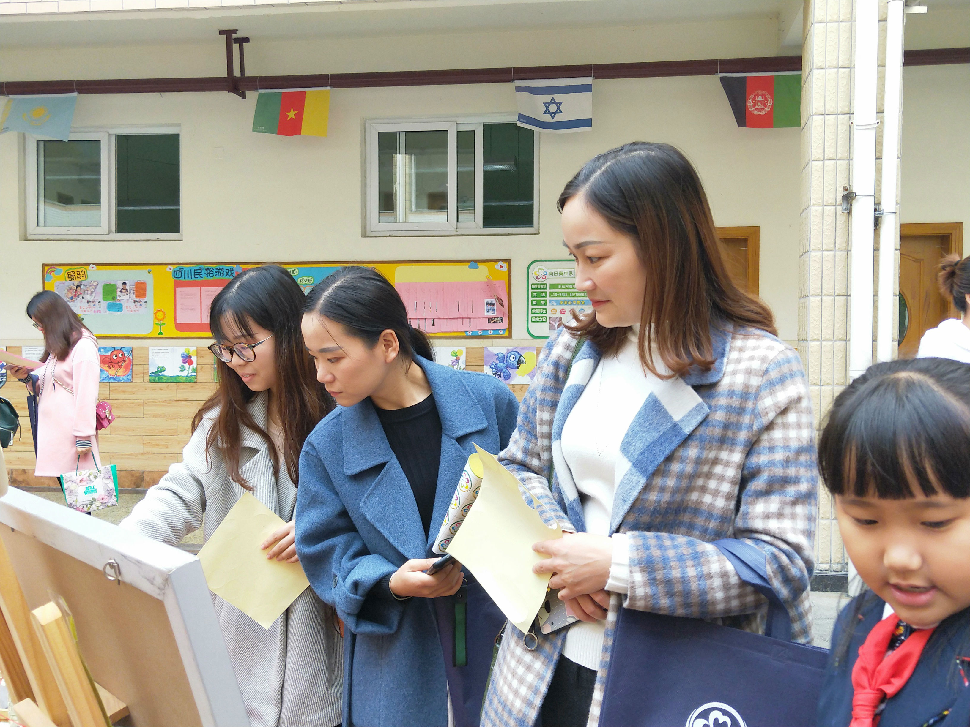 2018-10-25大弯小学教师到川师大附属圣菲小学参加steam学习 (2).jpg