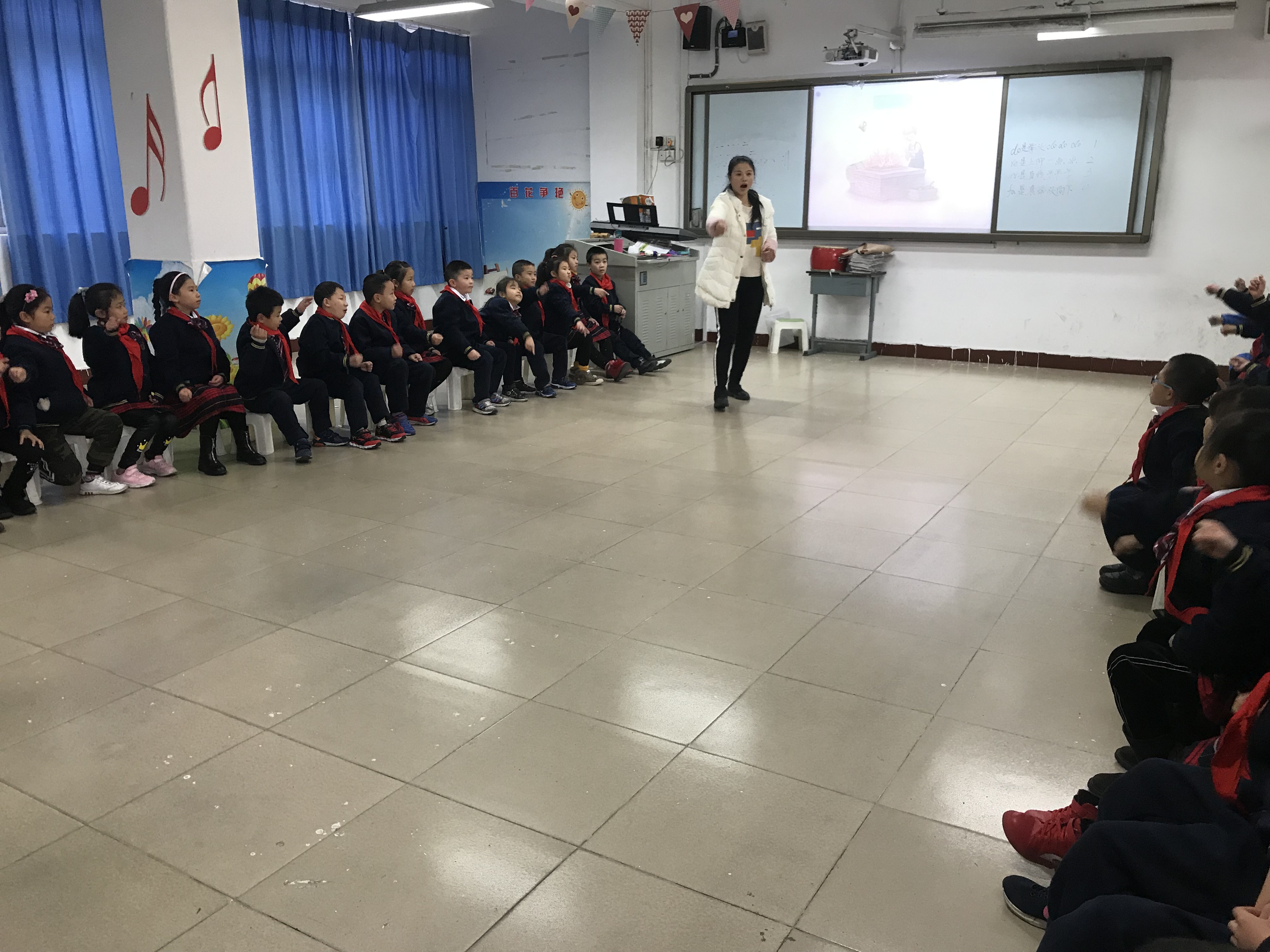 大弯小学音乐组开展青年教师赛课活动 (4).JPG