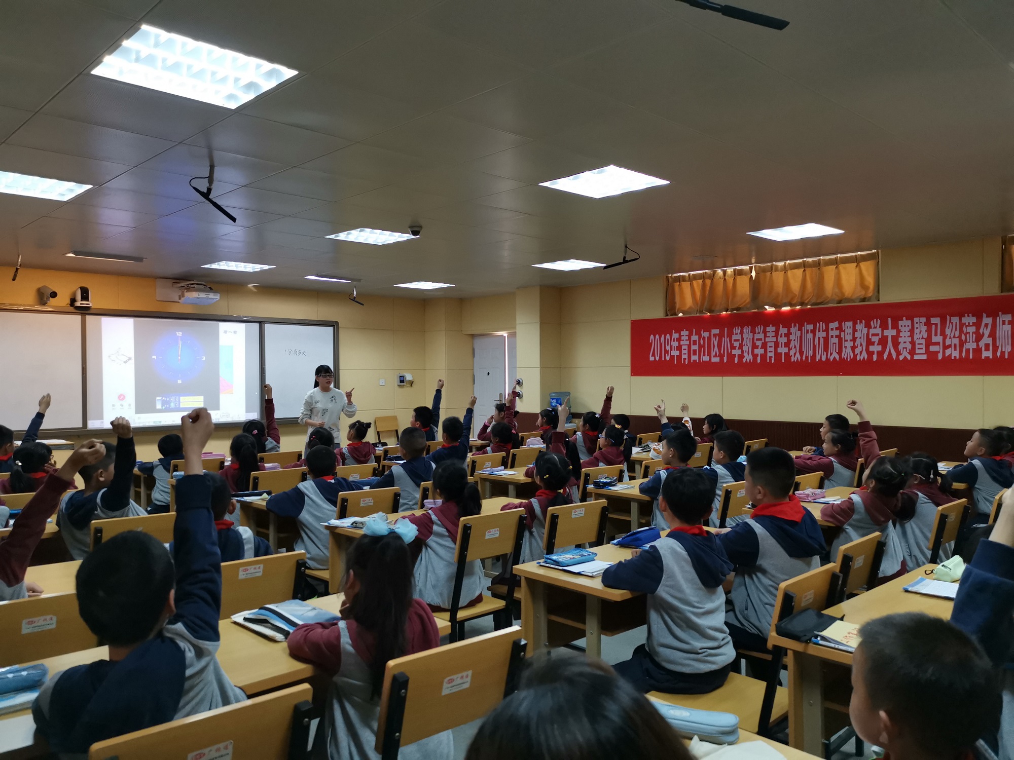 大弯小学数学组开展青年教师赛课 (1).jpg