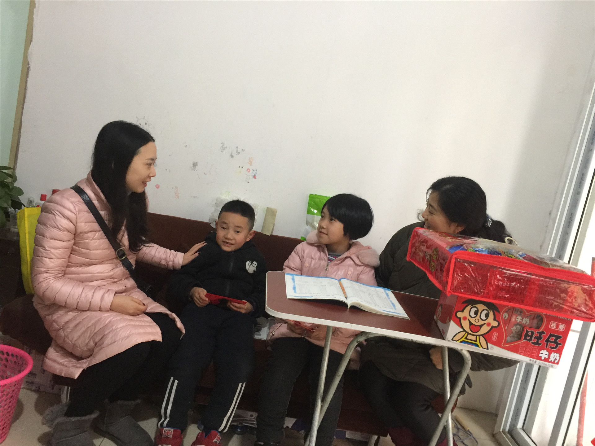 2019-1-30学校慰问困难学生 (2).JPG