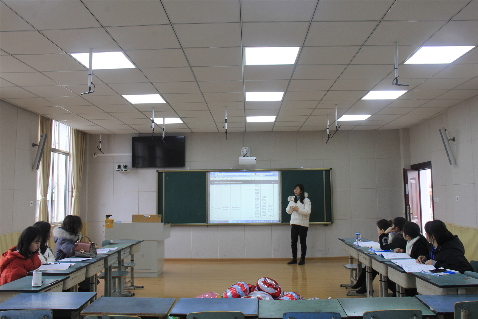 大弯小学数学组到红花小学开展课题研讨活动 (4).JPG