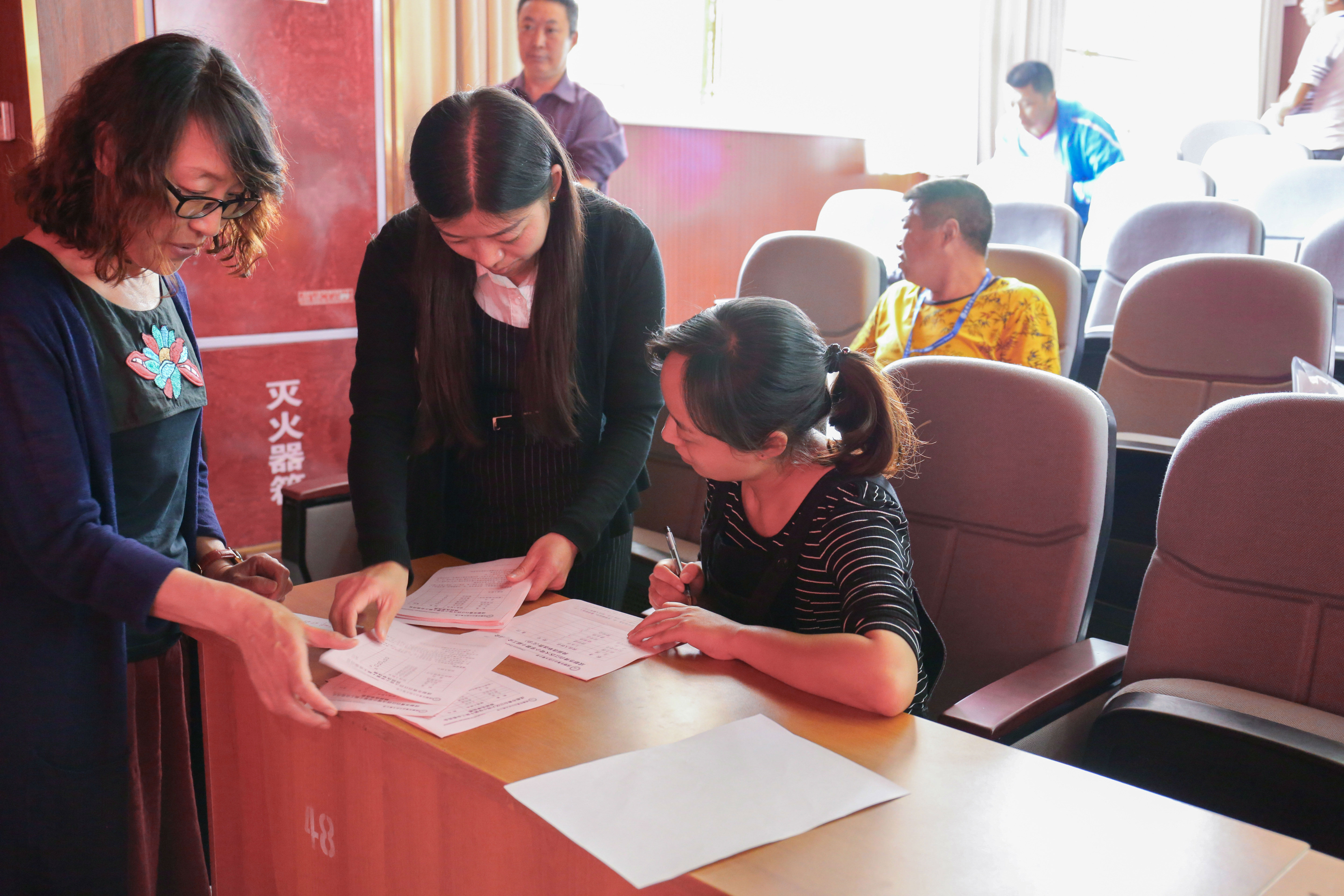 大弯小学召开第十届教职工代表大会第一次会议 (4).JPG