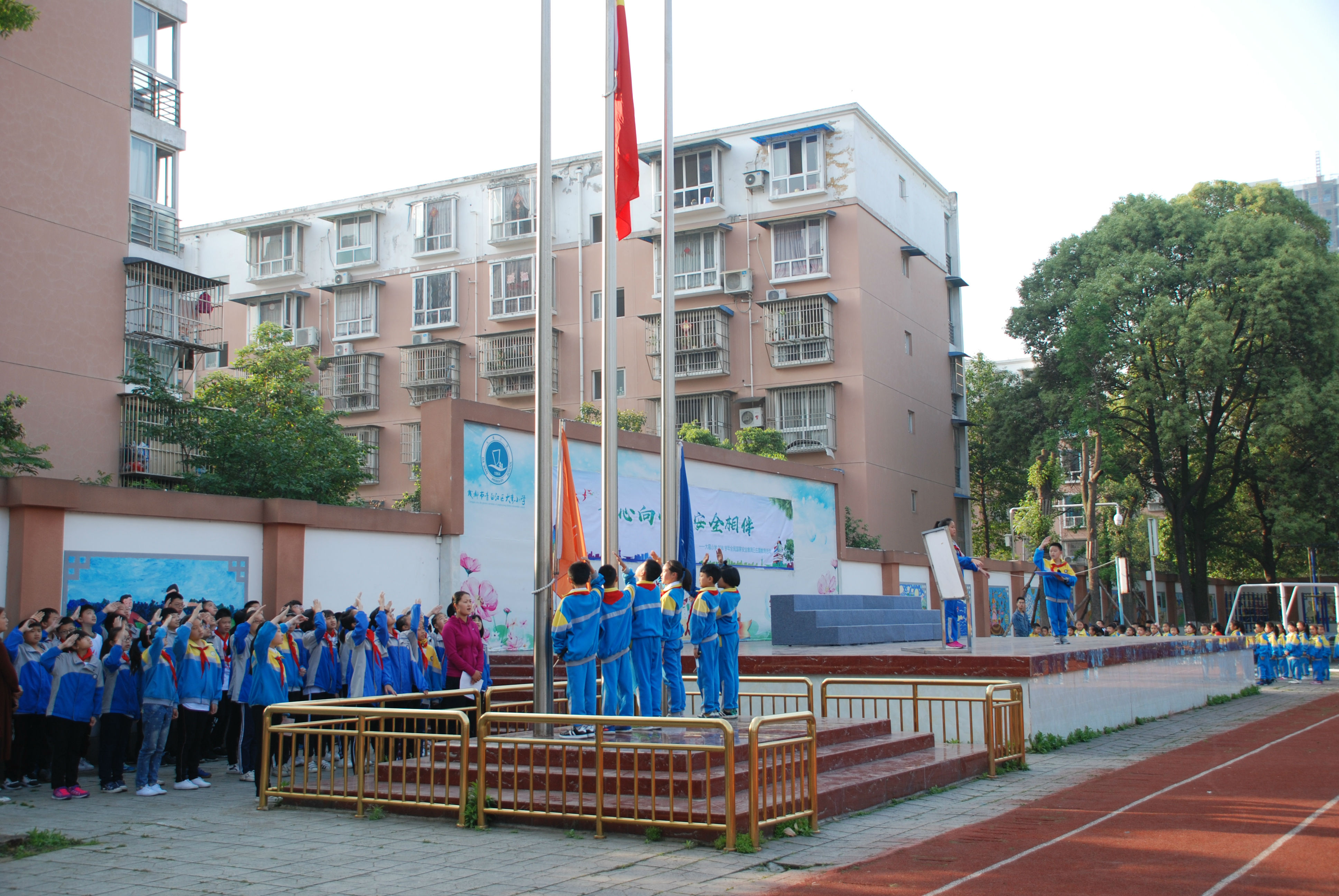 大弯小学开展新队员入队仪式暨学校安全教育活动 (1).JPG