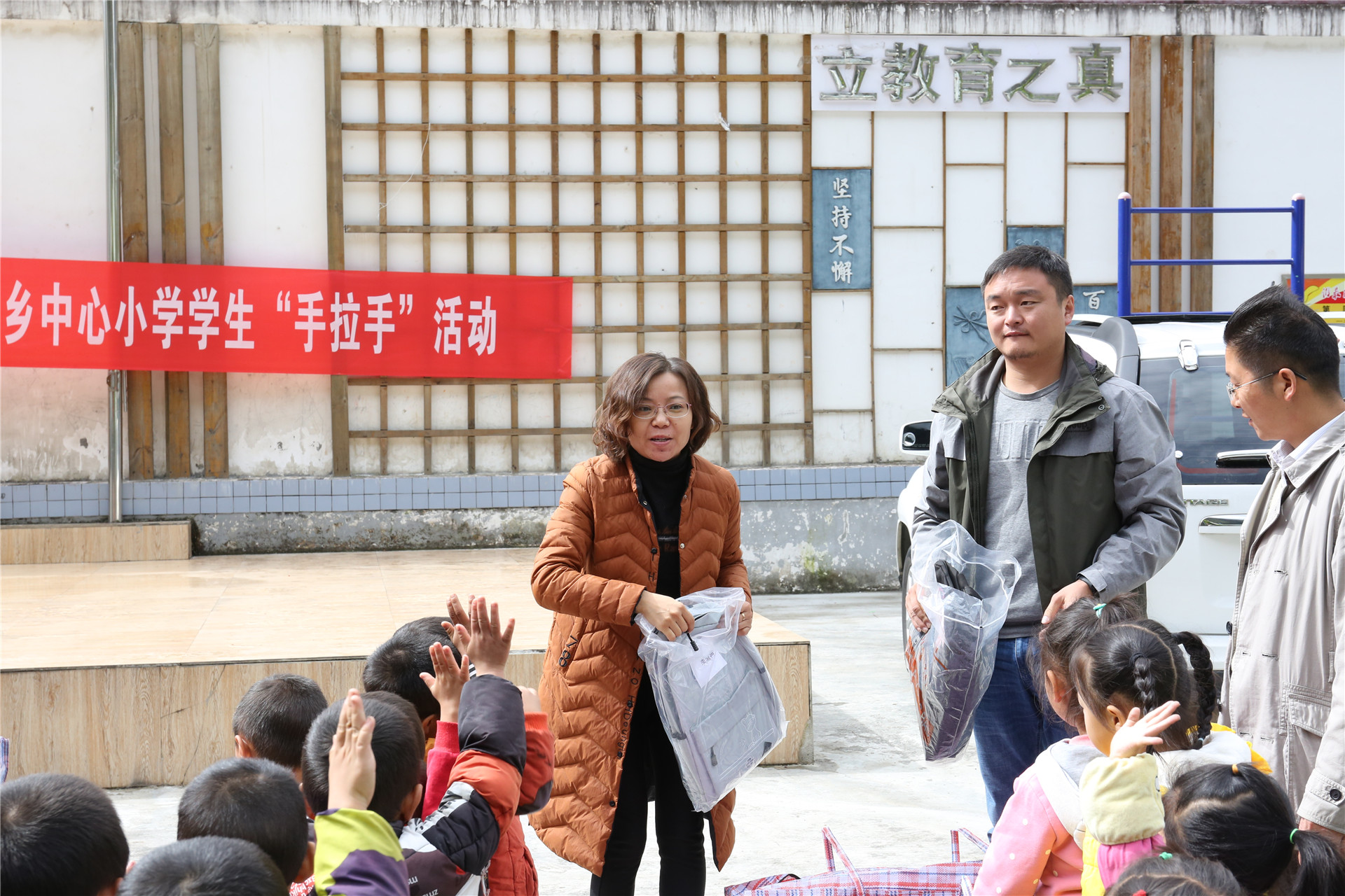 3乌拉溪手拉手 (2).JPG