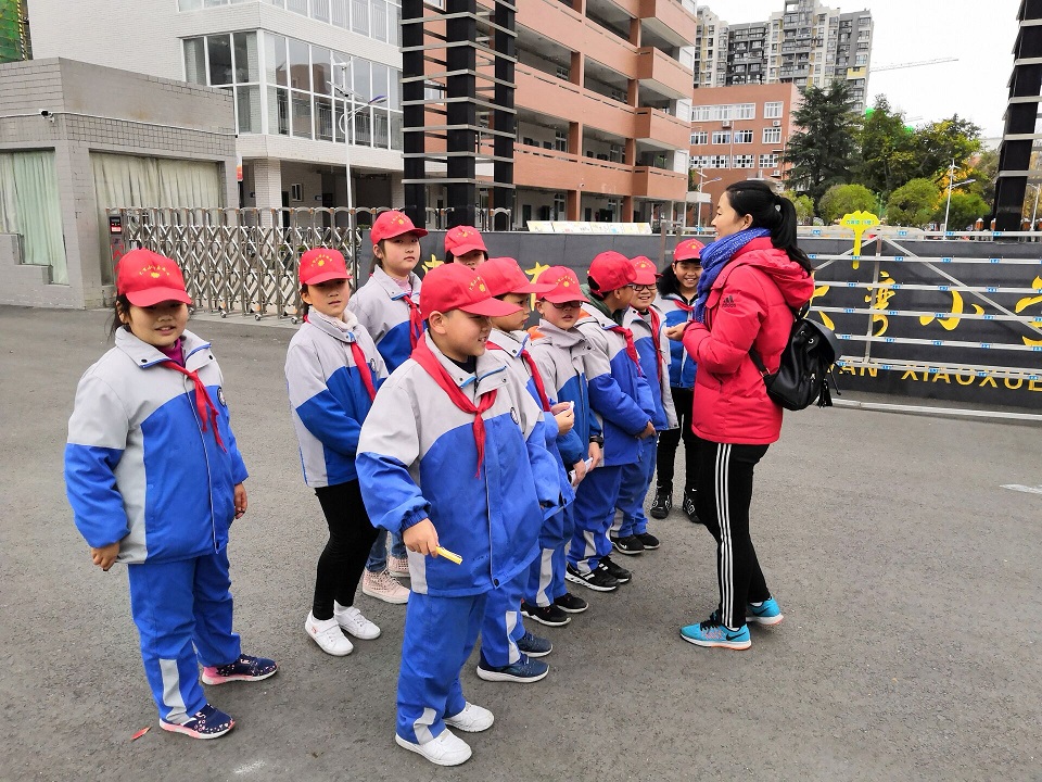 大弯小学开展2018年我是小小志愿者活动 (5).jpg