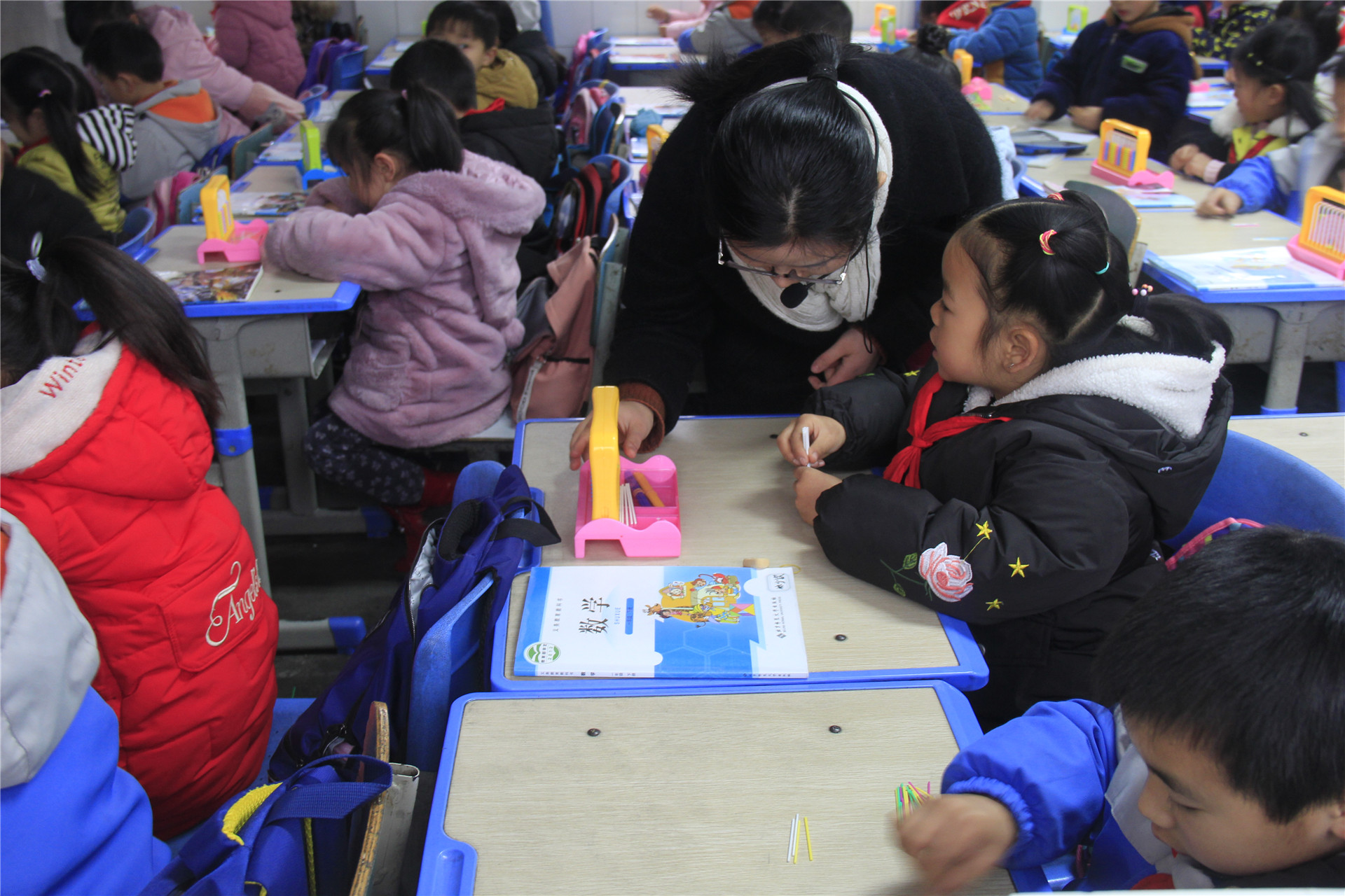 大弯小学数学组到红花小学开展课题研讨活动 (1).JPG