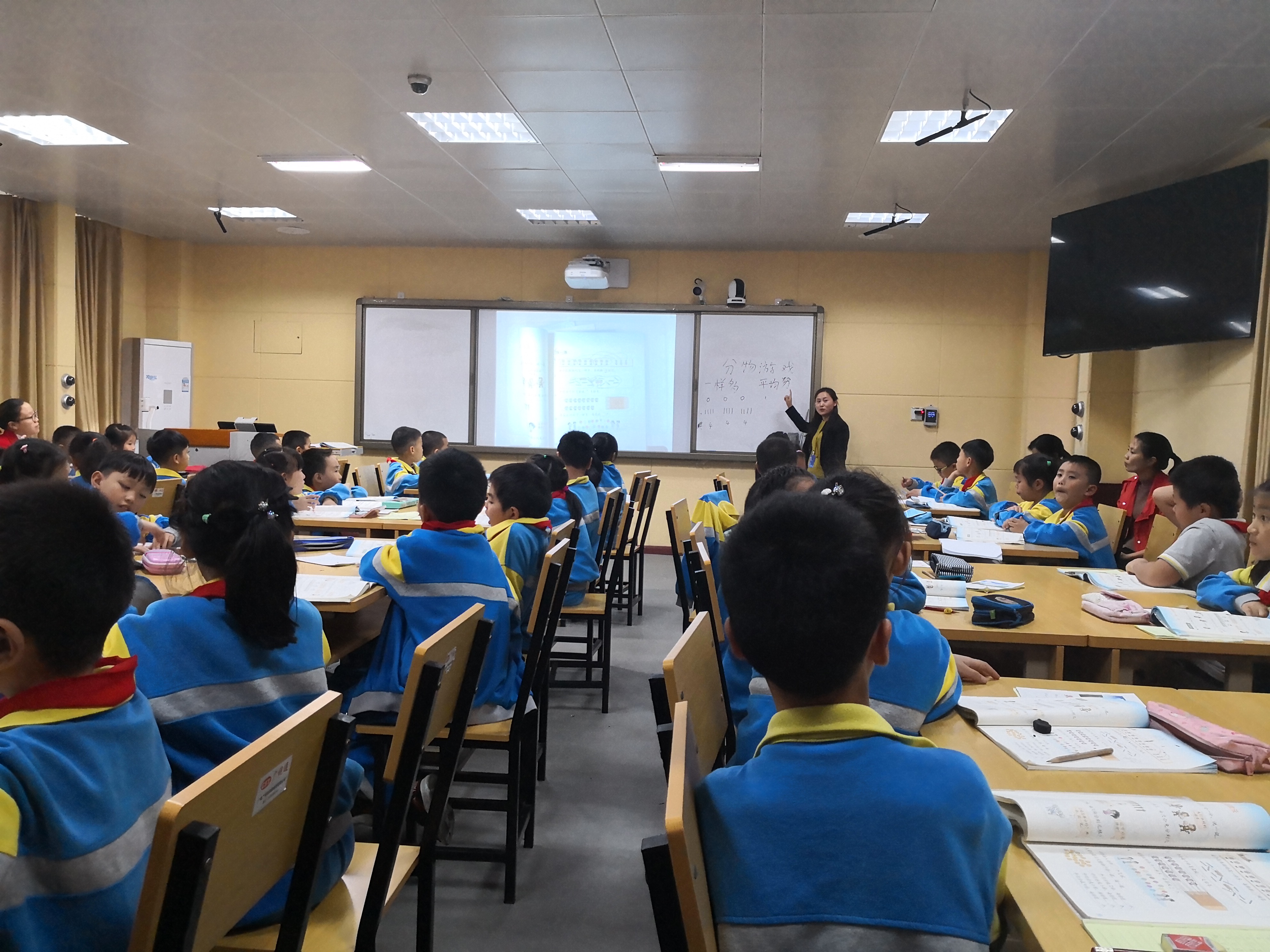 大弯小学开展数学观摩研讨活动 (2).jpg
