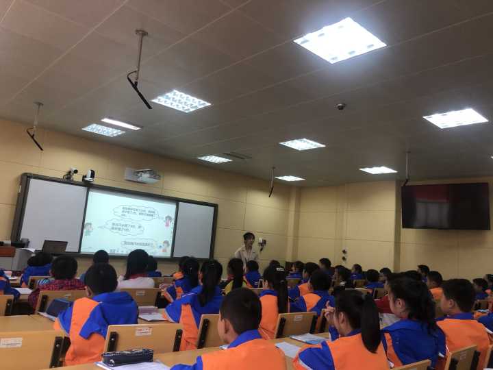 大弯小学数学组开展青年教师赛课 (6).jpg