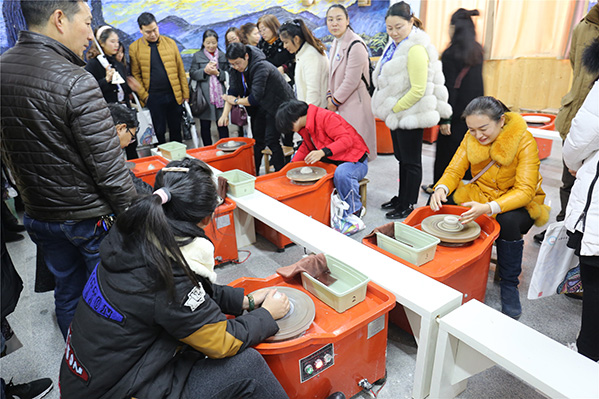 ③走进大弯小学陶艺室亲自感受拉坯制陶.JPG