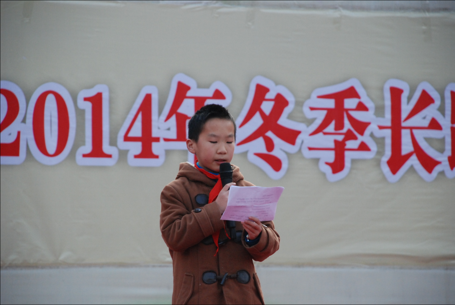 学生代表胡梓峻同学宣读倡议书