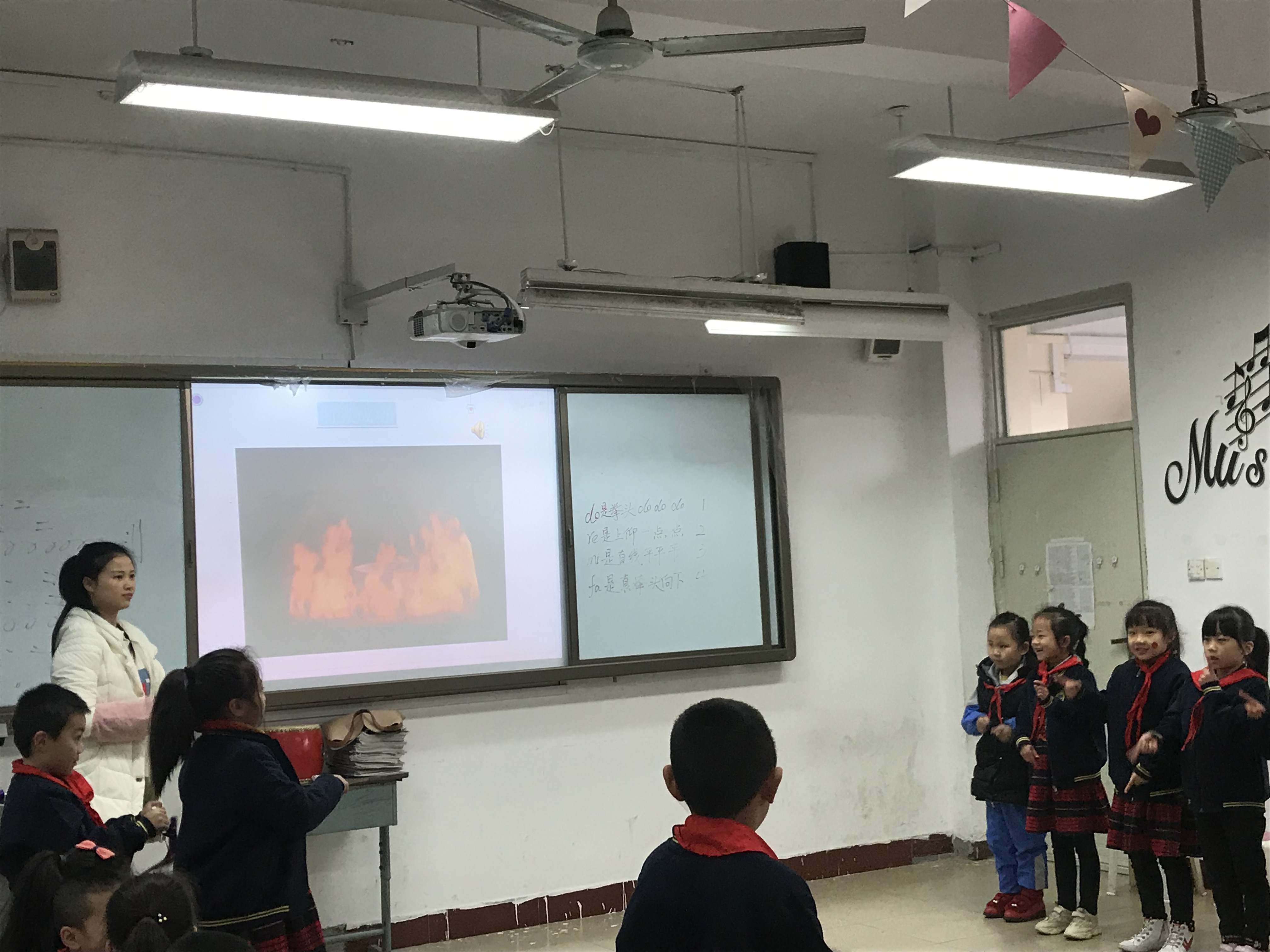 大弯小学音乐组开展青年教师赛课活动 (6).JPG