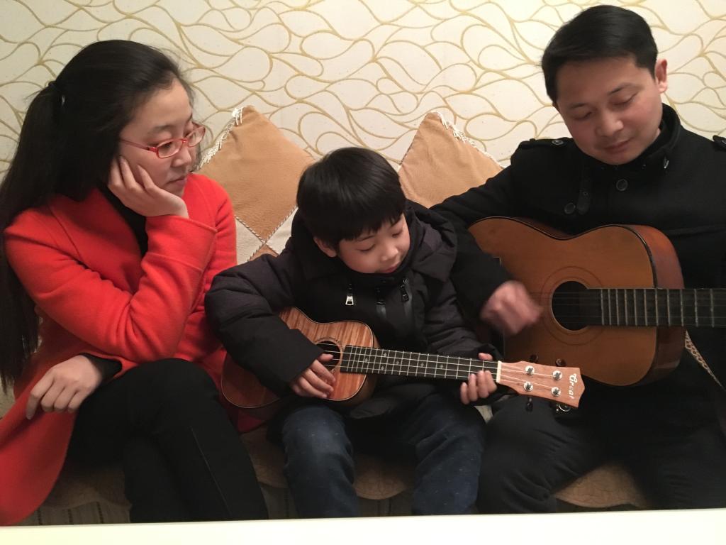 大弯小学杨果最美家庭1.JPG